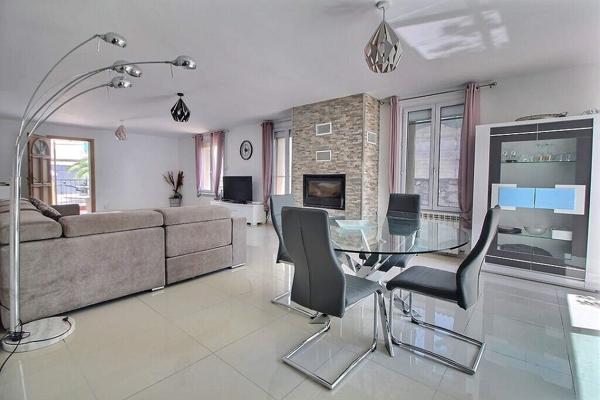 MARSEILLE 10 - SECTEUR LARRAT / ROMAIN ROLLAND - MAISON PRINCIPALE - 2 MAISONS DE PLAIN-PIED INDEPENDANTES - PISCINE - JARDIN - AU CALME ABSOLU -