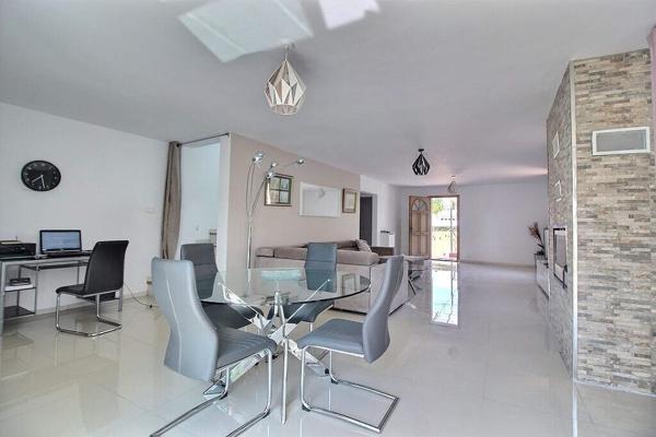 MARSEILLE 10 - SECTEUR LARRAT / ROMAIN ROLLAND - MAISON PRINCIPALE - 2 MAISONS DE PLAIN-PIED INDEPENDANTES - PISCINE - JARDIN - AU CALME ABSOLU -