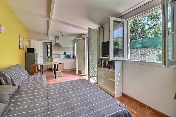 MARSEILLE 10 - SECTEUR LARRAT / ROMAIN ROLLAND - MAISON PRINCIPALE - 2 MAISONS DE PLAIN-PIED INDEPENDANTES - PISCINE - JARDIN - AU CALME ABSOLU -