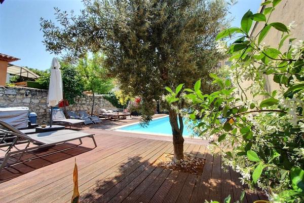 MARSEILLE 10 - SECTEUR LARRAT / ROMAIN ROLLAND - MAISON PRINCIPALE - 2 MAISONS DE PLAIN-PIED INDEPENDANTES - PISCINE - JARDIN - AU CALME ABSOLU -