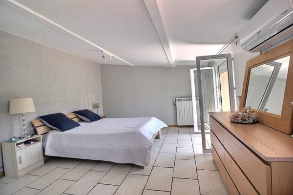 MARSEILLE 10 - SECTEUR LARRAT / ROMAIN ROLLAND - MAISON PRINCIPALE - 2 MAISONS DE PLAIN-PIED INDEPENDANTES - PISCINE - JARDIN - AU CALME ABSOLU -