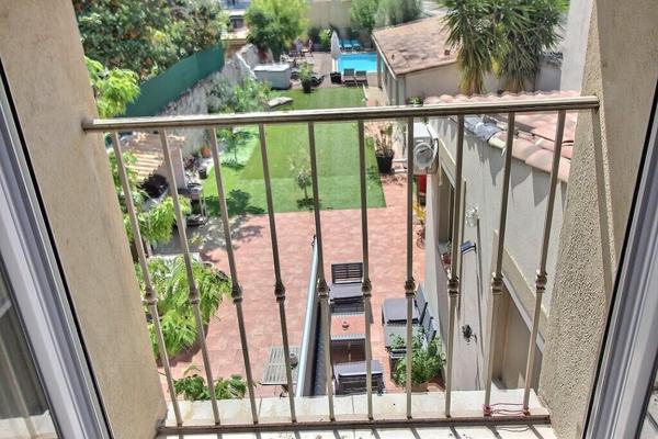MARSEILLE 10 - SECTEUR LARRAT / ROMAIN ROLLAND - MAISON PRINCIPALE - 2 MAISONS DE PLAIN-PIED INDEPENDANTES - PISCINE - JARDIN - AU CALME ABSOLU -
