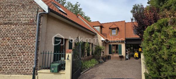 A vendre, dans la commune prisée de Saint-Fuscien, à proximité des arrêts de bus et à 2min en voiture de la rocade sud, venez découvrir cette maison familiale de 147 m² habitables (160 m² au sol). 

Cette maison individuelle offre une autonomie de plain-pied. Vous découvrirez au rez-de-chaussée une grande entrée donnant accès à la cave, un salon/séjour de 40 m² équipé d'un poêle à granulés ouvert sur la terrasse et le jardin, une cuisine aménagée/équipée de 14 m², un toilette indépendant avec lave-mains, une chambre de 15 m² avec sa salle d'eau et WC. 

Un large escalier vous mènera au palier du premier étage desservant 3 chambres de 16, 12 et 10 m², un bureau ou dressing indépendant, une salle d'eau et un 3ème WC. Vous trouverez également un grenier à aménager pour créer une jolie suite parentale avec une 3ème salle d'eau, le velux et l'isolation étant déjà en place. Cette maison offre un agencement parfait pour une famille nombreuse.

À l'arrière de la maison, vous profiterez d'un jardin soigné, clos et arboré à l'abri des regards. À l'avant, une grande cour intérieure avec son porche rejoignant l'arrière du bien. Des travaux pour fermer ce porche peuvent être imaginés afin de créer un garage fermé par la suite.
Possibilité de stationner une voiture dans la cour fermée sinon de nombreuses places devant la maison se trouvant au 22 rue d'Amiens à Saint-Fuscien.

Huisseries double vitrage, volets bois, toiture entretenue en parfait état, tout à l'égout, chauffage électrique par radiateurs à inertie + poêle à granulés. Taxe foncière 2025 : 1 754 €.

Appelez-moi pour plus d'informations.