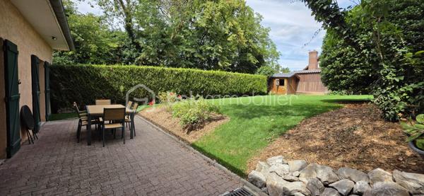 A vendre, dans la commune prisée de Saint-Fuscien, à proximité des arrêts de bus et à 2min en voiture de la rocade sud, venez découvrir cette maison familiale de 147 m² habitables (160 m² au sol). 

Cette maison individuelle offre une autonomie de plain-pied. Vous découvrirez au rez-de-chaussée une grande entrée donnant accès à la cave, un salon/séjour de 40 m² équipé d'un poêle à granulés ouvert sur la terrasse et le jardin, une cuisine aménagée/équipée de 14 m², un toilette indépendant avec lave-mains, une chambre de 15 m² avec sa salle d'eau et WC. 

Un large escalier vous mènera au palier du premier étage desservant 3 chambres de 16, 12 et 10 m², un bureau ou dressing indépendant, une salle d'eau et un 3ème WC. Vous trouverez également un grenier à aménager pour créer une jolie suite parentale avec une 3ème salle d'eau, le velux et l'isolation étant déjà en place. Cette maison offre un agencement parfait pour une famille nombreuse.

À l'arrière de la maison, vous profiterez d'un jardin soigné, clos et arboré à l'abri des regards. À l'avant, une grande cour intérieure avec son porche rejoignant l'arrière du bien. Des travaux pour fermer ce porche peuvent être imaginés afin de créer un garage fermé par la suite.
Possibilité de stationner une voiture dans la cour fermée sinon de nombreuses places devant la maison se trouvant au 22 rue d'Amiens à Saint-Fuscien.

Huisseries double vitrage, volets bois, toiture entretenue en parfait état, tout à l'égout, chauffage électrique par radiateurs à inertie + poêle à granulés. Taxe foncière 2025 : 1 754 €.

Appelez-moi pour plus d'informations.