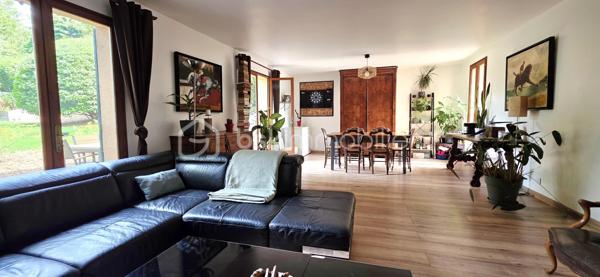 A vendre, dans la commune prisée de Saint-Fuscien, à proximité des arrêts de bus et à 2min en voiture de la rocade sud, venez découvrir cette maison familiale de 147 m² habitables (160 m² au sol). 

Cette maison individuelle offre une autonomie de plain-pied. Vous découvrirez au rez-de-chaussée une grande entrée donnant accès à la cave, un salon/séjour de 40 m² équipé d'un poêle à granulés ouvert sur la terrasse et le jardin, une cuisine aménagée/équipée de 14 m², un toilette indépendant avec lave-mains, une chambre de 15 m² avec sa salle d'eau et WC. 

Un large escalier vous mènera au palier du premier étage desservant 3 chambres de 16, 12 et 10 m², un bureau ou dressing indépendant, une salle d'eau et un 3ème WC. Vous trouverez également un grenier à aménager pour créer une jolie suite parentale avec une 3ème salle d'eau, le velux et l'isolation étant déjà en place. Cette maison offre un agencement parfait pour une famille nombreuse.

À l'arrière de la maison, vous profiterez d'un jardin soigné, clos et arboré à l'abri des regards. À l'avant, une grande cour intérieure avec son porche rejoignant l'arrière du bien. Des travaux pour fermer ce porche peuvent être imaginés afin de créer un garage fermé par la suite.
Possibilité de stationner une voiture dans la cour fermée sinon de nombreuses places devant la maison se trouvant au 22 rue d'Amiens à Saint-Fuscien.

Huisseries double vitrage, volets bois, toiture entretenue en parfait état, tout à l'égout, chauffage électrique par radiateurs à inertie + poêle à granulés. Taxe foncière 2025 : 1 754 €.

Appelez-moi pour plus d'informations.