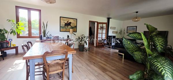 A vendre, dans la commune prisée de Saint-Fuscien, à proximité des arrêts de bus et à 2min en voiture de la rocade sud, venez découvrir cette maison familiale de 147 m² habitables (160 m² au sol). 

Cette maison individuelle offre une autonomie de plain-pied. Vous découvrirez au rez-de-chaussée une grande entrée donnant accès à la cave, un salon/séjour de 40 m² équipé d'un poêle à granulés ouvert sur la terrasse et le jardin, une cuisine aménagée/équipée de 14 m², un toilette indépendant avec lave-mains, une chambre de 15 m² avec sa salle d'eau et WC. 

Un large escalier vous mènera au palier du premier étage desservant 3 chambres de 16, 12 et 10 m², un bureau ou dressing indépendant, une salle d'eau et un 3ème WC. Vous trouverez également un grenier à aménager pour créer une jolie suite parentale avec une 3ème salle d'eau, le velux et l'isolation étant déjà en place. Cette maison offre un agencement parfait pour une famille nombreuse.

À l'arrière de la maison, vous profiterez d'un jardin soigné, clos et arboré à l'abri des regards. À l'avant, une grande cour intérieure avec son porche rejoignant l'arrière du bien. Des travaux pour fermer ce porche peuvent être imaginés afin de créer un garage fermé par la suite.
Possibilité de stationner une voiture dans la cour fermée sinon de nombreuses places devant la maison se trouvant au 22 rue d'Amiens à Saint-Fuscien.

Huisseries double vitrage, volets bois, toiture entretenue en parfait état, tout à l'égout, chauffage électrique par radiateurs à inertie + poêle à granulés. Taxe foncière 2025 : 1 754 €.

Appelez-moi pour plus d'informations.