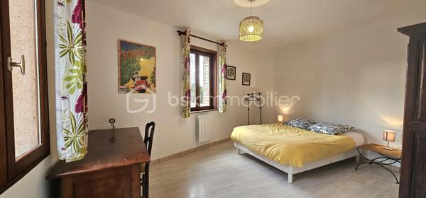 A vendre, dans la commune prisée de Saint-Fuscien, à proximité des arrêts de bus et à 2min en voiture de la rocade sud, venez découvrir cette maison familiale de 147 m² habitables (160 m² au sol). 

Cette maison individuelle offre une autonomie de plain-pied. Vous découvrirez au rez-de-chaussée une grande entrée donnant accès à la cave, un salon/séjour de 40 m² équipé d'un poêle à granulés ouvert sur la terrasse et le jardin, une cuisine aménagée/équipée de 14 m², un toilette indépendant avec lave-mains, une chambre de 15 m² avec sa salle d'eau et WC. 

Un large escalier vous mènera au palier du premier étage desservant 3 chambres de 16, 12 et 10 m², un bureau ou dressing indépendant, une salle d'eau et un 3ème WC. Vous trouverez également un grenier à aménager pour créer une jolie suite parentale avec une 3ème salle d'eau, le velux et l'isolation étant déjà en place. Cette maison offre un agencement parfait pour une famille nombreuse.

À l'arrière de la maison, vous profiterez d'un jardin soigné, clos et arboré à l'abri des regards. À l'avant, une grande cour intérieure avec son porche rejoignant l'arrière du bien. Des travaux pour fermer ce porche peuvent être imaginés afin de créer un garage fermé par la suite.
Possibilité de stationner une voiture dans la cour fermée sinon de nombreuses places devant la maison se trouvant au 22 rue d'Amiens à Saint-Fuscien.

Huisseries double vitrage, volets bois, toiture entretenue en parfait état, tout à l'égout, chauffage électrique par radiateurs à inertie + poêle à granulés. Taxe foncière 2025 : 1 754 €.

Appelez-moi pour plus d'informations.