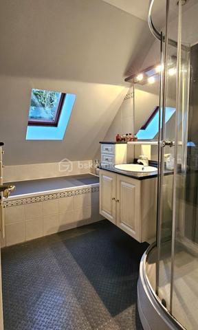 A vendre, dans la commune prisée de Saint-Fuscien, à proximité des arrêts de bus et à 2min en voiture de la rocade sud, venez découvrir cette maison familiale de 147 m² habitables (160 m² au sol). 

Cette maison individuelle offre une autonomie de plain-pied. Vous découvrirez au rez-de-chaussée une grande entrée donnant accès à la cave, un salon/séjour de 40 m² équipé d'un poêle à granulés ouvert sur la terrasse et le jardin, une cuisine aménagée/équipée de 14 m², un toilette indépendant avec lave-mains, une chambre de 15 m² avec sa salle d'eau et WC. 

Un large escalier vous mènera au palier du premier étage desservant 3 chambres de 16, 12 et 10 m², un bureau ou dressing indépendant, une salle d'eau et un 3ème WC. Vous trouverez également un grenier à aménager pour créer une jolie suite parentale avec une 3ème salle d'eau, le velux et l'isolation étant déjà en place. Cette maison offre un agencement parfait pour une famille nombreuse.

À l'arrière de la maison, vous profiterez d'un jardin soigné, clos et arboré à l'abri des regards. À l'avant, une grande cour intérieure avec son porche rejoignant l'arrière du bien. Des travaux pour fermer ce porche peuvent être imaginés afin de créer un garage fermé par la suite.
Possibilité de stationner une voiture dans la cour fermée sinon de nombreuses places devant la maison se trouvant au 22 rue d'Amiens à Saint-Fuscien.

Huisseries double vitrage, volets bois, toiture entretenue en parfait état, tout à l'égout, chauffage électrique par radiateurs à inertie + poêle à granulés. Taxe foncière 2025 : 1 754 €.

Appelez-moi pour plus d'informations.
