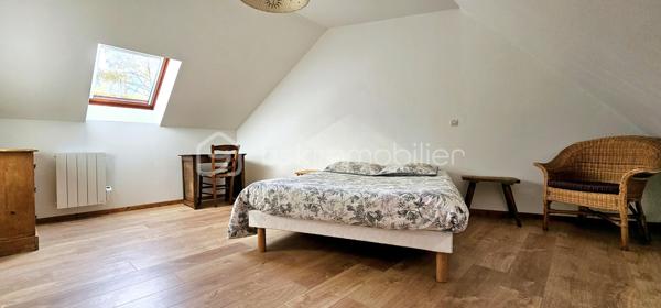 A vendre, dans la commune prisée de Saint-Fuscien, à proximité des arrêts de bus et à 2min en voiture de la rocade sud, venez découvrir cette maison familiale de 147 m² habitables (160 m² au sol). 

Cette maison individuelle offre une autonomie de plain-pied. Vous découvrirez au rez-de-chaussée une grande entrée donnant accès à la cave, un salon/séjour de 40 m² équipé d'un poêle à granulés ouvert sur la terrasse et le jardin, une cuisine aménagée/équipée de 14 m², un toilette indépendant avec lave-mains, une chambre de 15 m² avec sa salle d'eau et WC. 

Un large escalier vous mènera au palier du premier étage desservant 3 chambres de 16, 12 et 10 m², un bureau ou dressing indépendant, une salle d'eau et un 3ème WC. Vous trouverez également un grenier à aménager pour créer une jolie suite parentale avec une 3ème salle d'eau, le velux et l'isolation étant déjà en place. Cette maison offre un agencement parfait pour une famille nombreuse.

À l'arrière de la maison, vous profiterez d'un jardin soigné, clos et arboré à l'abri des regards. À l'avant, une grande cour intérieure avec son porche rejoignant l'arrière du bien. Des travaux pour fermer ce porche peuvent être imaginés afin de créer un garage fermé par la suite.
Possibilité de stationner une voiture dans la cour fermée sinon de nombreuses places devant la maison se trouvant au 22 rue d'Amiens à Saint-Fuscien.

Huisseries double vitrage, volets bois, toiture entretenue en parfait état, tout à l'égout, chauffage électrique par radiateurs à inertie + poêle à granulés. Taxe foncière 2025 : 1 754 €.

Appelez-moi pour plus d'informations.