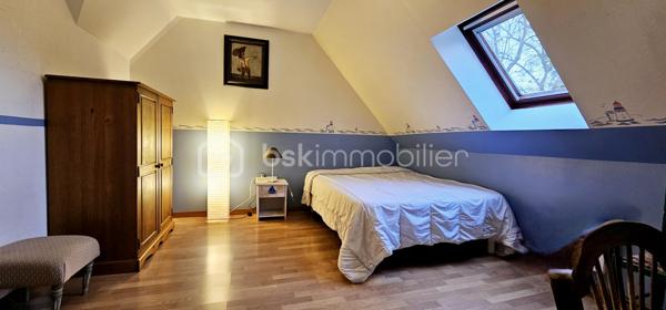 A vendre, dans la commune prisée de Saint-Fuscien, à proximité des arrêts de bus et à 2min en voiture de la rocade sud, venez découvrir cette maison familiale de 147 m² habitables (160 m² au sol). 

Cette maison individuelle offre une autonomie de plain-pied. Vous découvrirez au rez-de-chaussée une grande entrée donnant accès à la cave, un salon/séjour de 40 m² équipé d'un poêle à granulés ouvert sur la terrasse et le jardin, une cuisine aménagée/équipée de 14 m², un toilette indépendant avec lave-mains, une chambre de 15 m² avec sa salle d'eau et WC. 

Un large escalier vous mènera au palier du premier étage desservant 3 chambres de 16, 12 et 10 m², un bureau ou dressing indépendant, une salle d'eau et un 3ème WC. Vous trouverez également un grenier à aménager pour créer une jolie suite parentale avec une 3ème salle d'eau, le velux et l'isolation étant déjà en place. Cette maison offre un agencement parfait pour une famille nombreuse.

À l'arrière de la maison, vous profiterez d'un jardin soigné, clos et arboré à l'abri des regards. À l'avant, une grande cour intérieure avec son porche rejoignant l'arrière du bien. Des travaux pour fermer ce porche peuvent être imaginés afin de créer un garage fermé par la suite.
Possibilité de stationner une voiture dans la cour fermée sinon de nombreuses places devant la maison se trouvant au 22 rue d'Amiens à Saint-Fuscien.

Huisseries double vitrage, volets bois, toiture entretenue en parfait état, tout à l'égout, chauffage électrique par radiateurs à inertie + poêle à granulés. Taxe foncière 2025 : 1 754 €.

Appelez-moi pour plus d'informations.