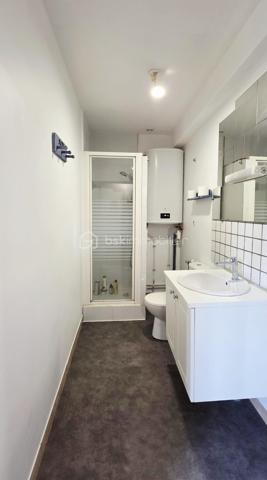 A vendre, dans la commune prisée de Saint-Fuscien, à proximité des arrêts de bus et à 2min en voiture de la rocade sud, venez découvrir cette maison familiale de 147 m² habitables (160 m² au sol). 

Cette maison individuelle offre une autonomie de plain-pied. Vous découvrirez au rez-de-chaussée une grande entrée donnant accès à la cave, un salon/séjour de 40 m² équipé d'un poêle à granulés ouvert sur la terrasse et le jardin, une cuisine aménagée/équipée de 14 m², un toilette indépendant avec lave-mains, une chambre de 15 m² avec sa salle d'eau et WC. 

Un large escalier vous mènera au palier du premier étage desservant 3 chambres de 16, 12 et 10 m², un bureau ou dressing indépendant, une salle d'eau et un 3ème WC. Vous trouverez également un grenier à aménager pour créer une jolie suite parentale avec une 3ème salle d'eau, le velux et l'isolation étant déjà en place. Cette maison offre un agencement parfait pour une famille nombreuse.

À l'arrière de la maison, vous profiterez d'un jardin soigné, clos et arboré à l'abri des regards. À l'avant, une grande cour intérieure avec son porche rejoignant l'arrière du bien. Des travaux pour fermer ce porche peuvent être imaginés afin de créer un garage fermé par la suite.
Possibilité de stationner une voiture dans la cour fermée sinon de nombreuses places devant la maison se trouvant au 22 rue d'Amiens à Saint-Fuscien.

Huisseries double vitrage, volets bois, toiture entretenue en parfait état, tout à l'égout, chauffage électrique par radiateurs à inertie + poêle à granulés. Taxe foncière 2025 : 1 754 €.

Appelez-moi pour plus d'informations.