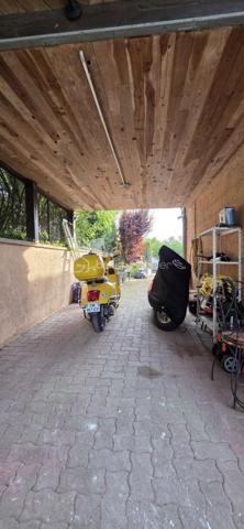 A vendre, dans la commune prisée de Saint-Fuscien, à proximité des arrêts de bus et à 2min en voiture de la rocade sud, venez découvrir cette maison familiale de 147 m² habitables (160 m² au sol). 

Cette maison individuelle offre une autonomie de plain-pied. Vous découvrirez au rez-de-chaussée une grande entrée donnant accès à la cave, un salon/séjour de 40 m² équipé d'un poêle à granulés ouvert sur la terrasse et le jardin, une cuisine aménagée/équipée de 14 m², un toilette indépendant avec lave-mains, une chambre de 15 m² avec sa salle d'eau et WC. 

Un large escalier vous mènera au palier du premier étage desservant 3 chambres de 16, 12 et 10 m², un bureau ou dressing indépendant, une salle d'eau et un 3ème WC. Vous trouverez également un grenier à aménager pour créer une jolie suite parentale avec une 3ème salle d'eau, le velux et l'isolation étant déjà en place. Cette maison offre un agencement parfait pour une famille nombreuse.

À l'arrière de la maison, vous profiterez d'un jardin soigné, clos et arboré à l'abri des regards. À l'avant, une grande cour intérieure avec son porche rejoignant l'arrière du bien. Des travaux pour fermer ce porche peuvent être imaginés afin de créer un garage fermé par la suite.
Possibilité de stationner une voiture dans la cour fermée sinon de nombreuses places devant la maison se trouvant au 22 rue d'Amiens à Saint-Fuscien.

Huisseries double vitrage, volets bois, toiture entretenue en parfait état, tout à l'égout, chauffage électrique par radiateurs à inertie + poêle à granulés. Taxe foncière 2025 : 1 754 €.

Appelez-moi pour plus d'informations.