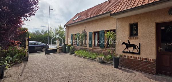 A vendre, dans la commune prisée de Saint-Fuscien, à proximité des arrêts de bus et à 2min en voiture de la rocade sud, venez découvrir cette maison familiale de 147 m² habitables (160 m² au sol). 

Cette maison individuelle offre une autonomie de plain-pied. Vous découvrirez au rez-de-chaussée une grande entrée donnant accès à la cave, un salon/séjour de 40 m² équipé d'un poêle à granulés ouvert sur la terrasse et le jardin, une cuisine aménagée/équipée de 14 m², un toilette indépendant avec lave-mains, une chambre de 15 m² avec sa salle d'eau et WC. 

Un large escalier vous mènera au palier du premier étage desservant 3 chambres de 16, 12 et 10 m², un bureau ou dressing indépendant, une salle d'eau et un 3ème WC. Vous trouverez également un grenier à aménager pour créer une jolie suite parentale avec une 3ème salle d'eau, le velux et l'isolation étant déjà en place. Cette maison offre un agencement parfait pour une famille nombreuse.

À l'arrière de la maison, vous profiterez d'un jardin soigné, clos et arboré à l'abri des regards. À l'avant, une grande cour intérieure avec son porche rejoignant l'arrière du bien. Des travaux pour fermer ce porche peuvent être imaginés afin de créer un garage fermé par la suite.
Possibilité de stationner une voiture dans la cour fermée sinon de nombreuses places devant la maison se trouvant au 22 rue d'Amiens à Saint-Fuscien.

Huisseries double vitrage, volets bois, toiture entretenue en parfait état, tout à l'égout, chauffage électrique par radiateurs à inertie + poêle à granulés. Taxe foncière 2025 : 1 754 €.

Appelez-moi pour plus d'informations.
