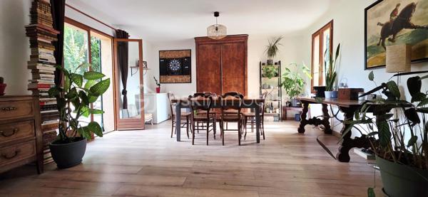 A vendre, dans la commune prisée de Saint-Fuscien, à proximité des arrêts de bus et à 2min en voiture de la rocade sud, venez découvrir cette maison familiale de 147 m² habitables (160 m² au sol). 

Cette maison individuelle offre une autonomie de plain-pied. Vous découvrirez au rez-de-chaussée une grande entrée donnant accès à la cave, un salon/séjour de 40 m² équipé d'un poêle à granulés ouvert sur la terrasse et le jardin, une cuisine aménagée/équipée de 14 m², un toilette indépendant avec lave-mains, une chambre de 15 m² avec sa salle d'eau et WC. 

Un large escalier vous mènera au palier du premier étage desservant 3 chambres de 16, 12 et 10 m², un bureau ou dressing indépendant, une salle d'eau et un 3ème WC. Vous trouverez également un grenier à aménager pour créer une jolie suite parentale avec une 3ème salle d'eau, le velux et l'isolation étant déjà en place. Cette maison offre un agencement parfait pour une famille nombreuse.

À l'arrière de la maison, vous profiterez d'un jardin soigné, clos et arboré à l'abri des regards. À l'avant, une grande cour intérieure avec son porche rejoignant l'arrière du bien. Des travaux pour fermer ce porche peuvent être imaginés afin de créer un garage fermé par la suite.
Possibilité de stationner une voiture dans la cour fermée sinon de nombreuses places devant la maison se trouvant au 22 rue d'Amiens à Saint-Fuscien.

Huisseries double vitrage, volets bois, toiture entretenue en parfait état, tout à l'égout, chauffage électrique par radiateurs à inertie + poêle à granulés. Taxe foncière 2025 : 1 754 €.

Appelez-moi pour plus d'informations.