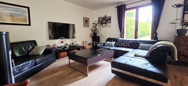 A vendre, dans la commune prisée de Saint-Fuscien, à proximité des arrêts de bus et à 2min en voiture de la rocade sud, venez découvrir cette maison familiale de 147 m² habitables (160 m² au sol). 

Cette maison individuelle offre une autonomie de plain-pied. Vous découvrirez au rez-de-chaussée une grande entrée donnant accès à la cave, un salon/séjour de 40 m² équipé d'un poêle à granulés ouvert sur la terrasse et le jardin, une cuisine aménagée/équipée de 14 m², un toilette indépendant avec lave-mains, une chambre de 15 m² avec sa salle d'eau et WC. 

Un large escalier vous mènera au palier du premier étage desservant 3 chambres de 16, 12 et 10 m², un bureau ou dressing indépendant, une salle d'eau et un 3ème WC. Vous trouverez également un grenier à aménager pour créer une jolie suite parentale avec une 3ème salle d'eau, le velux et l'isolation étant déjà en place. Cette maison offre un agencement parfait pour une famille nombreuse.

À l'arrière de la maison, vous profiterez d'un jardin soigné, clos et arboré à l'abri des regards. À l'avant, une grande cour intérieure avec son porche rejoignant l'arrière du bien. Des travaux pour fermer ce porche peuvent être imaginés afin de créer un garage fermé par la suite.
Possibilité de stationner une voiture dans la cour fermée sinon de nombreuses places devant la maison se trouvant au 22 rue d'Amiens à Saint-Fuscien.

Huisseries double vitrage, volets bois, toiture entretenue en parfait état, tout à l'égout, chauffage électrique par radiateurs à inertie + poêle à granulés. Taxe foncière 2025 : 1 754 €.

Appelez-moi pour plus d'informations.