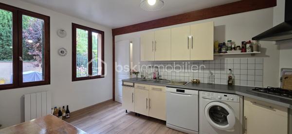 A vendre, dans la commune prisée de Saint-Fuscien, à proximité des arrêts de bus et à 2min en voiture de la rocade sud, venez découvrir cette maison familiale de 147 m² habitables (160 m² au sol). 

Cette maison individuelle offre une autonomie de plain-pied. Vous découvrirez au rez-de-chaussée une grande entrée donnant accès à la cave, un salon/séjour de 40 m² équipé d'un poêle à granulés ouvert sur la terrasse et le jardin, une cuisine aménagée/équipée de 14 m², un toilette indépendant avec lave-mains, une chambre de 15 m² avec sa salle d'eau et WC. 

Un large escalier vous mènera au palier du premier étage desservant 3 chambres de 16, 12 et 10 m², un bureau ou dressing indépendant, une salle d'eau et un 3ème WC. Vous trouverez également un grenier à aménager pour créer une jolie suite parentale avec une 3ème salle d'eau, le velux et l'isolation étant déjà en place. Cette maison offre un agencement parfait pour une famille nombreuse.

À l'arrière de la maison, vous profiterez d'un jardin soigné, clos et arboré à l'abri des regards. À l'avant, une grande cour intérieure avec son porche rejoignant l'arrière du bien. Des travaux pour fermer ce porche peuvent être imaginés afin de créer un garage fermé par la suite.
Possibilité de stationner une voiture dans la cour fermée sinon de nombreuses places devant la maison se trouvant au 22 rue d'Amiens à Saint-Fuscien.

Huisseries double vitrage, volets bois, toiture entretenue en parfait état, tout à l'égout, chauffage électrique par radiateurs à inertie + poêle à granulés. Taxe foncière 2025 : 1 754 €.

Appelez-moi pour plus d'informations.