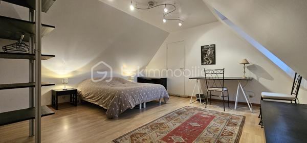 A vendre, dans la commune prisée de Saint-Fuscien, à proximité des arrêts de bus et à 2min en voiture de la rocade sud, venez découvrir cette maison familiale de 147 m² habitables (160 m² au sol). 

Cette maison individuelle offre une autonomie de plain-pied. Vous découvrirez au rez-de-chaussée une grande entrée donnant accès à la cave, un salon/séjour de 40 m² équipé d'un poêle à granulés ouvert sur la terrasse et le jardin, une cuisine aménagée/équipée de 14 m², un toilette indépendant avec lave-mains, une chambre de 15 m² avec sa salle d'eau et WC. 

Un large escalier vous mènera au palier du premier étage desservant 3 chambres de 16, 12 et 10 m², un bureau ou dressing indépendant, une salle d'eau et un 3ème WC. Vous trouverez également un grenier à aménager pour créer une jolie suite parentale avec une 3ème salle d'eau, le velux et l'isolation étant déjà en place. Cette maison offre un agencement parfait pour une famille nombreuse.

À l'arrière de la maison, vous profiterez d'un jardin soigné, clos et arboré à l'abri des regards. À l'avant, une grande cour intérieure avec son porche rejoignant l'arrière du bien. Des travaux pour fermer ce porche peuvent être imaginés afin de créer un garage fermé par la suite.
Possibilité de stationner une voiture dans la cour fermée sinon de nombreuses places devant la maison se trouvant au 22 rue d'Amiens à Saint-Fuscien.

Huisseries double vitrage, volets bois, toiture entretenue en parfait état, tout à l'égout, chauffage électrique par radiateurs à inertie + poêle à granulés. Taxe foncière 2025 : 1 754 €.

Appelez-moi pour plus d'informations.