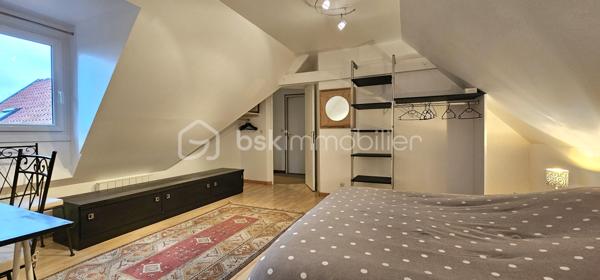 A vendre, dans la commune prisée de Saint-Fuscien, à proximité des arrêts de bus et à 2min en voiture de la rocade sud, venez découvrir cette maison familiale de 147 m² habitables (160 m² au sol). 

Cette maison individuelle offre une autonomie de plain-pied. Vous découvrirez au rez-de-chaussée une grande entrée donnant accès à la cave, un salon/séjour de 40 m² équipé d'un poêle à granulés ouvert sur la terrasse et le jardin, une cuisine aménagée/équipée de 14 m², un toilette indépendant avec lave-mains, une chambre de 15 m² avec sa salle d'eau et WC. 

Un large escalier vous mènera au palier du premier étage desservant 3 chambres de 16, 12 et 10 m², un bureau ou dressing indépendant, une salle d'eau et un 3ème WC. Vous trouverez également un grenier à aménager pour créer une jolie suite parentale avec une 3ème salle d'eau, le velux et l'isolation étant déjà en place. Cette maison offre un agencement parfait pour une famille nombreuse.

À l'arrière de la maison, vous profiterez d'un jardin soigné, clos et arboré à l'abri des regards. À l'avant, une grande cour intérieure avec son porche rejoignant l'arrière du bien. Des travaux pour fermer ce porche peuvent être imaginés afin de créer un garage fermé par la suite.
Possibilité de stationner une voiture dans la cour fermée sinon de nombreuses places devant la maison se trouvant au 22 rue d'Amiens à Saint-Fuscien.

Huisseries double vitrage, volets bois, toiture entretenue en parfait état, tout à l'égout, chauffage électrique par radiateurs à inertie + poêle à granulés. Taxe foncière 2025 : 1 754 €.

Appelez-moi pour plus d'informations.