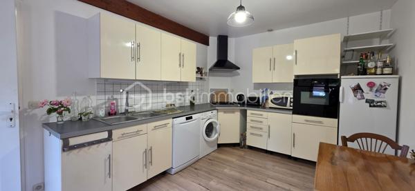 A vendre, dans la commune prisée de Saint-Fuscien, à proximité des arrêts de bus et à 2min en voiture de la rocade sud, venez découvrir cette maison familiale de 147 m² habitables (160 m² au sol). 

Cette maison individuelle offre une autonomie de plain-pied. Vous découvrirez au rez-de-chaussée une grande entrée donnant accès à la cave, un salon/séjour de 40 m² équipé d'un poêle à granulés ouvert sur la terrasse et le jardin, une cuisine aménagée/équipée de 14 m², un toilette indépendant avec lave-mains, une chambre de 15 m² avec sa salle d'eau et WC. 

Un large escalier vous mènera au palier du premier étage desservant 3 chambres de 16, 12 et 10 m², un bureau ou dressing indépendant, une salle d'eau et un 3ème WC. Vous trouverez également un grenier à aménager pour créer une jolie suite parentale avec une 3ème salle d'eau, le velux et l'isolation étant déjà en place. Cette maison offre un agencement parfait pour une famille nombreuse.

À l'arrière de la maison, vous profiterez d'un jardin soigné, clos et arboré à l'abri des regards. À l'avant, une grande cour intérieure avec son porche rejoignant l'arrière du bien. Des travaux pour fermer ce porche peuvent être imaginés afin de créer un garage fermé par la suite.
Possibilité de stationner une voiture dans la cour fermée sinon de nombreuses places devant la maison se trouvant au 22 rue d'Amiens à Saint-Fuscien.

Huisseries double vitrage, volets bois, toiture entretenue en parfait état, tout à l'égout, chauffage électrique par radiateurs à inertie + poêle à granulés. Taxe foncière 2025 : 1 754 €.

Appelez-moi pour plus d'informations.