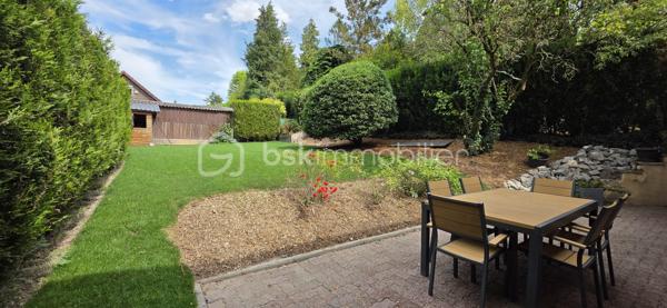 A vendre, dans la commune prisée de Saint-Fuscien, à proximité des arrêts de bus et à 2min en voiture de la rocade sud, venez découvrir cette maison familiale de 147 m² habitables (160 m² au sol). 

Cette maison individuelle offre une autonomie de plain-pied. Vous découvrirez au rez-de-chaussée une grande entrée donnant accès à la cave, un salon/séjour de 40 m² équipé d'un poêle à granulés ouvert sur la terrasse et le jardin, une cuisine aménagée/équipée de 14 m², un toilette indépendant avec lave-mains, une chambre de 15 m² avec sa salle d'eau et WC. 

Un large escalier vous mènera au palier du premier étage desservant 3 chambres de 16, 12 et 10 m², un bureau ou dressing indépendant, une salle d'eau et un 3ème WC. Vous trouverez également un grenier à aménager pour créer une jolie suite parentale avec une 3ème salle d'eau, le velux et l'isolation étant déjà en place. Cette maison offre un agencement parfait pour une famille nombreuse.

À l'arrière de la maison, vous profiterez d'un jardin soigné, clos et arboré à l'abri des regards. À l'avant, une grande cour intérieure avec son porche rejoignant l'arrière du bien. Des travaux pour fermer ce porche peuvent être imaginés afin de créer un garage fermé par la suite.
Possibilité de stationner une voiture dans la cour fermée sinon de nombreuses places devant la maison se trouvant au 22 rue d'Amiens à Saint-Fuscien.

Huisseries double vitrage, volets bois, toiture entretenue en parfait état, tout à l'égout, chauffage électrique par radiateurs à inertie + poêle à granulés. Taxe foncière 2025 : 1 754 €.

Appelez-moi pour plus d'informations.