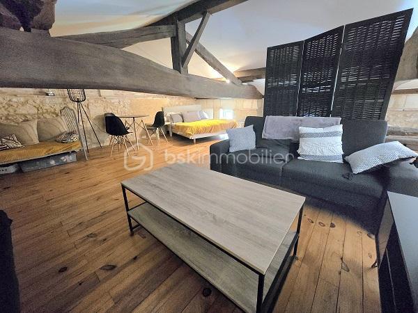 Située à 25 mn de LIBOURNE, à 35 mn de ST EMILION, à 45 mn de BLAYE et du pont d'Aquitaine de Bordeaux, cette magnifique maison en pierres, de 379 m2, sur un terrain clôturé et arboré de plus de 1.8 hectare, entièrement rénovée, vous séduira par ses volumes et ses prestations de standing. Cette demeure est composée d'une cuisine entièrement équipée de 33 m2, d'un salon/salle à manger de 105 m2, d'un bureau, de 4 chambres, de 2 salles de bain, 2 salles d'eau, 4 WC, une buanderie, un cellier et une mezzanine de 16 m2. Des dépendances (garage, cave, cellier, réserve à granules) et une piscine 10m X 4m, avec son pool house, complètent ces prestations. Chauffage à granules + cheminée avec un insert. COUP DE COEUR absolu !!!