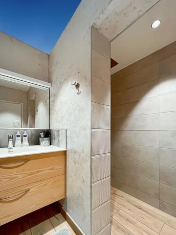 Proximité Angers centre : Magnifique maison contemporaine d'architecte de haut standing avec vie de plain-pied, jardin, chalet, garage