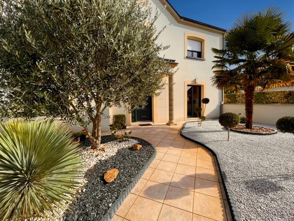 Proximité Angers centre : Magnifique maison contemporaine d'architecte de haut standing avec vie de plain-pied, jardin, chalet, garage