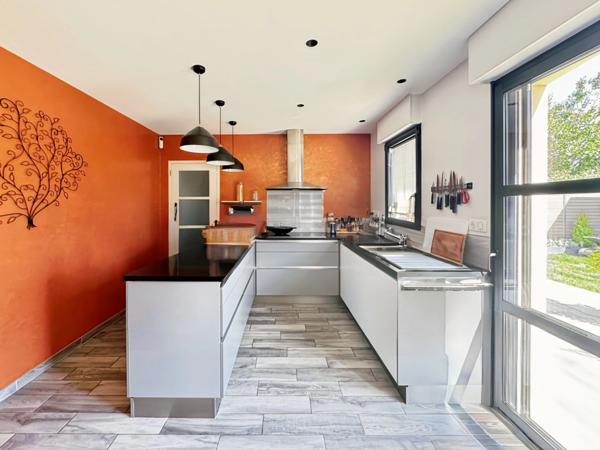 Proximité Angers centre : Magnifique maison contemporaine d'architecte de haut standing avec vie de plain-pied, jardin, chalet, garage