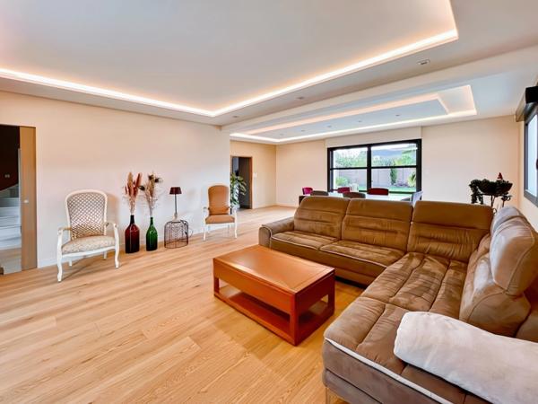 Proximité Angers centre : Magnifique maison contemporaine d'architecte de haut standing avec vie de plain-pied, jardin, chalet, garage