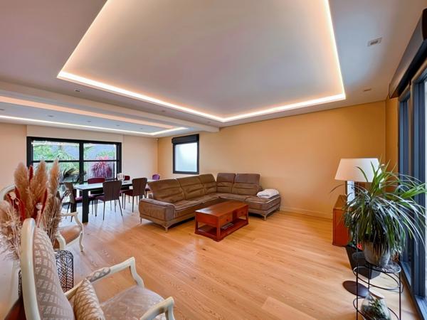 Proximité Angers centre : Magnifique maison contemporaine d'architecte de haut standing avec vie de plain-pied, jardin, chalet, garage