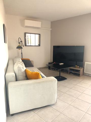 DERNIER ETAGE - T2 MEUBLE - 2 PLACES DE PARKING