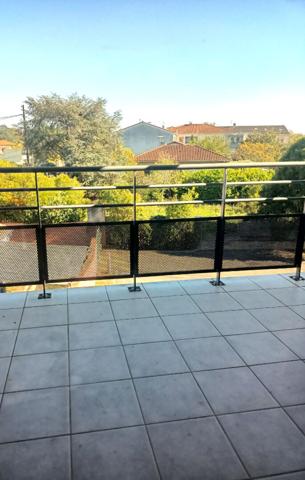 DERNIER ETAGE - T2 MEUBLE - 2 PLACES DE PARKING