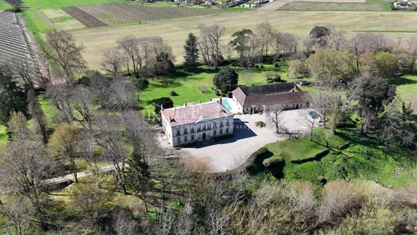 Elégant château du XVIIIe siècle avec vue sur la rivière La Dordogne