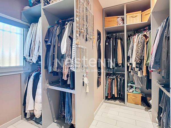 Maison avec vie de plain à vendre à Ussac 151 m² - 4 chambres - double garage - 1 sdb - 1 sde - 3 wc - 2 Terrasses