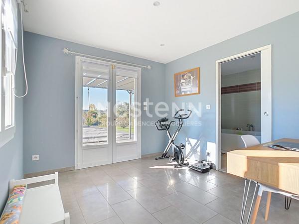 Maison avec vie de plain à vendre à Ussac 151 m² - 4 chambres - double garage - 1 sdb - 1 sde - 3 wc - 2 Terrasses