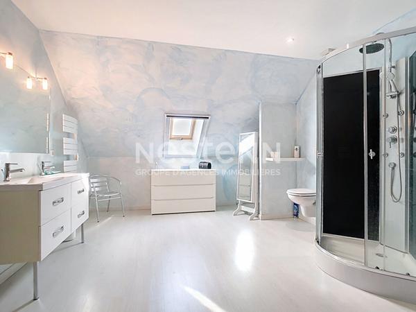 Maison avec vie de plain à vendre à Ussac 151 m² - 4 chambres - double garage - 1 sdb - 1 sde - 3 wc - 2 Terrasses