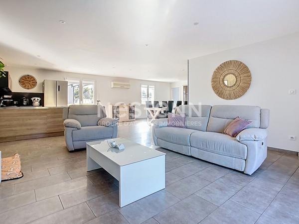 Maison avec vie de plain à vendre à Ussac 151 m² - 4 chambres - double garage - 1 sdb - 1 sde - 3 wc - 2 Terrasses