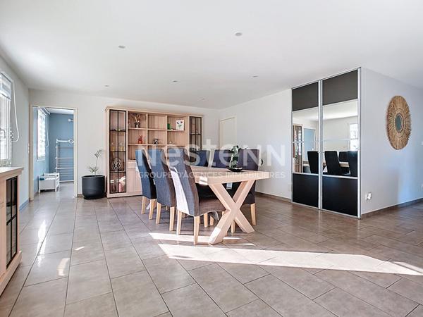 Maison avec vie de plain à vendre à Ussac 151 m² - 4 chambres - double garage - 1 sdb - 1 sde - 3 wc - 2 Terrasses