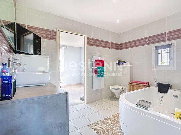 Maison avec vie de plain à vendre à Ussac 151 m² - 4 chambres - double garage - 1 sdb - 1 sde - 3 wc - 2 Terrasses