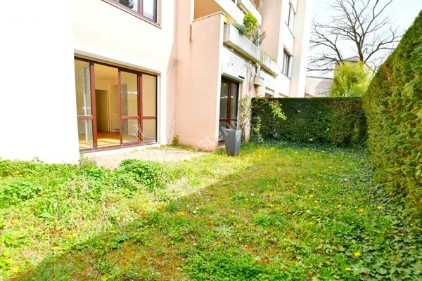 Appartement T2 Villeurbanne la Doua Croix Luizet, vendu loué,jardin, place de parking et cave, copropriété fermée.