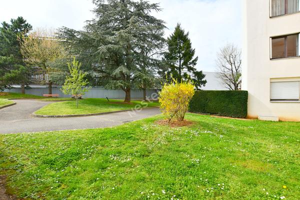 Appartement T2 Villeurbanne la Doua Croix Luizet, vendu loué,jardin, place de parking et cave, copropriété fermée.