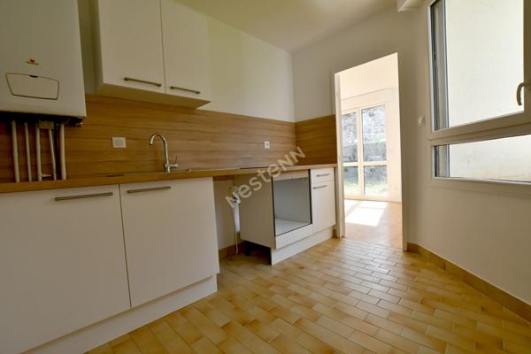 Appartement T2 Villeurbanne la Doua Croix Luizet, vendu loué,jardin, place de parking et cave, copropriété fermée.