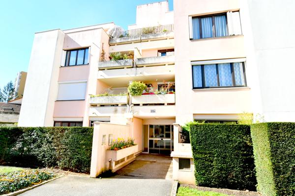 Appartement T2 Villeurbanne la Doua Croix Luizet, vendu loué,jardin, place de parking et cave, copropriété fermée.