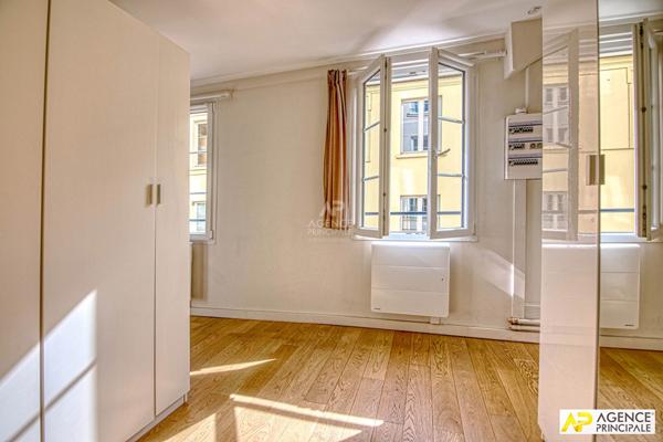 Versailles Notre-Dame Appartement 2 piéces 43 m² carrez situé au 1er étage avec cave €385 000 ** - Référence 27306