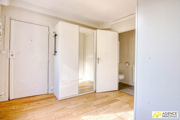 Versailles Notre-Dame Appartement 2 piéces 43 m² carrez situé au 1er étage avec cave €385 000 ** - Référence 27306