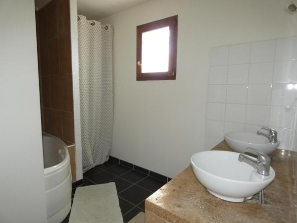 Villa plain pied 114m² 4 chambres sur terrain arboré de 1398m² avec piscine 9x5