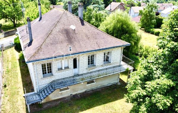 Et si votre prochain projet immobilier commençait ici ?

À quelques minutes du centre-ville de Montmorillon, dans un environnement calme et recherché, découvrez cette authentique maison en pierre de taille de 1964, implantée sur un magnifique terrain clos et arboré de 1 897 m².

Derrière sa façade pleine de charme se cache une propriété aux multiples possibilités : 
Résidence familiale spacieuse, projet intergénérationnel ou investissement locatif.

 Ses principaux atouts :
• Environ 11 pièces offrant de beaux volumes
• 5 chambres
• 3 logements indépendants déjà existants
• Terrain clos et arboré de 1 897 m²
• Vue dégagée sur la nature environnante
• Parquets massifs apportant chaleur et authenticité
• Double garage indépendant
• Garage intégré à la maison
• Chauffage gaz de ville récent
• Raccordement au tout-à-l’égout
Un potentiel rare 

Cette propriété peut facilement s’adapter à différents projets :
- Grande maison familiale
- Habitat partagé ou intergénérationnel
- Investissement locatif
- Colocation
- Location meublée ou saisonnière
- Division en plusieurs logements

Des travaux de modernisation permettront de révéler tout le potentiel de cette bâtisse et d’en faire un bien d’exception.

 Une situation idéale :
Montmorillon, célèbre Cité de l’Écrit, offre un cadre de vie agréable avec toutes les commodités : 
commerces, écoles, services, gare SNCF et vie associative dynamique.

 Ce que j’aime particulièrement :
Son cachet, ses volumes généreux et surtout les nombreuses possibilités qu’elle offre. 
Une maison qui ne demande qu’à écrire une nouvelle histoire.

Une visite s’impose pour découvrir tout son potentiel.