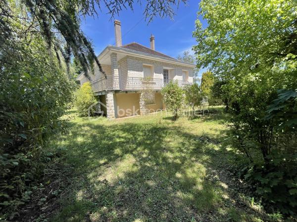 Et si votre prochain projet immobilier commençait ici ?

À quelques minutes du centre-ville de Montmorillon, dans un environnement calme et recherché, découvrez cette authentique maison en pierre de taille de 1964, implantée sur un magnifique terrain clos et arboré de 1 897 m².

Derrière sa façade pleine de charme se cache une propriété aux multiples possibilités : 
Résidence familiale spacieuse, projet intergénérationnel ou investissement locatif.

 Ses principaux atouts :
• Environ 11 pièces offrant de beaux volumes
• 5 chambres
• 3 logements indépendants déjà existants
• Terrain clos et arboré de 1 897 m²
• Vue dégagée sur la nature environnante
• Parquets massifs apportant chaleur et authenticité
• Double garage indépendant
• Garage intégré à la maison
• Chauffage gaz de ville récent
• Raccordement au tout-à-l’égout
Un potentiel rare 

Cette propriété peut facilement s’adapter à différents projets :
- Grande maison familiale
- Habitat partagé ou intergénérationnel
- Investissement locatif
- Colocation
- Location meublée ou saisonnière
- Division en plusieurs logements

Des travaux de modernisation permettront de révéler tout le potentiel de cette bâtisse et d’en faire un bien d’exception.

 Une situation idéale :
Montmorillon, célèbre Cité de l’Écrit, offre un cadre de vie agréable avec toutes les commodités : 
commerces, écoles, services, gare SNCF et vie associative dynamique.

 Ce que j’aime particulièrement :
Son cachet, ses volumes généreux et surtout les nombreuses possibilités qu’elle offre. 
Une maison qui ne demande qu’à écrire une nouvelle histoire.

Une visite s’impose pour découvrir tout son potentiel.