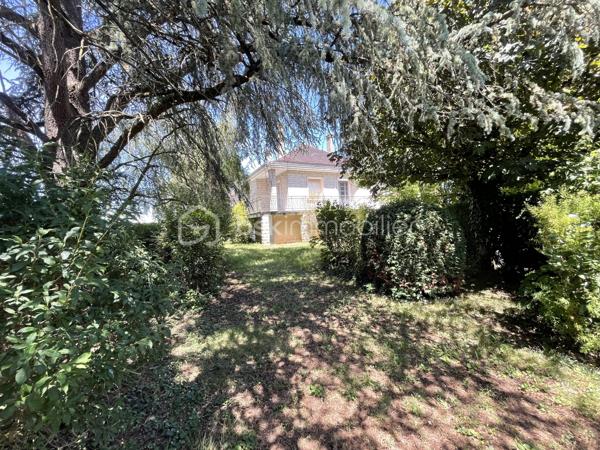 Et si votre prochain projet immobilier commençait ici ?

À quelques minutes du centre-ville de Montmorillon, dans un environnement calme et recherché, découvrez cette authentique maison en pierre de taille de 1964, implantée sur un magnifique terrain clos et arboré de 1 897 m².

Derrière sa façade pleine de charme se cache une propriété aux multiples possibilités : 
Résidence familiale spacieuse, projet intergénérationnel ou investissement locatif.

 Ses principaux atouts :
• Environ 11 pièces offrant de beaux volumes
• 5 chambres
• 3 logements indépendants déjà existants
• Terrain clos et arboré de 1 897 m²
• Vue dégagée sur la nature environnante
• Parquets massifs apportant chaleur et authenticité
• Double garage indépendant
• Garage intégré à la maison
• Chauffage gaz de ville récent
• Raccordement au tout-à-l’égout
Un potentiel rare 

Cette propriété peut facilement s’adapter à différents projets :
- Grande maison familiale
- Habitat partagé ou intergénérationnel
- Investissement locatif
- Colocation
- Location meublée ou saisonnière
- Division en plusieurs logements

Des travaux de modernisation permettront de révéler tout le potentiel de cette bâtisse et d’en faire un bien d’exception.

 Une situation idéale :
Montmorillon, célèbre Cité de l’Écrit, offre un cadre de vie agréable avec toutes les commodités : 
commerces, écoles, services, gare SNCF et vie associative dynamique.

 Ce que j’aime particulièrement :
Son cachet, ses volumes généreux et surtout les nombreuses possibilités qu’elle offre. 
Une maison qui ne demande qu’à écrire une nouvelle histoire.

Une visite s’impose pour découvrir tout son potentiel.