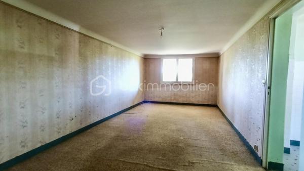 Et si votre prochain projet immobilier commençait ici ?

À quelques minutes du centre-ville de Montmorillon, dans un environnement calme et recherché, découvrez cette authentique maison en pierre de taille de 1964, implantée sur un magnifique terrain clos et arboré de 1 897 m².

Derrière sa façade pleine de charme se cache une propriété aux multiples possibilités : 
Résidence familiale spacieuse, projet intergénérationnel ou investissement locatif.

 Ses principaux atouts :
• Environ 11 pièces offrant de beaux volumes
• 5 chambres
• 3 logements indépendants déjà existants
• Terrain clos et arboré de 1 897 m²
• Vue dégagée sur la nature environnante
• Parquets massifs apportant chaleur et authenticité
• Double garage indépendant
• Garage intégré à la maison
• Chauffage gaz de ville récent
• Raccordement au tout-à-l’égout
Un potentiel rare 

Cette propriété peut facilement s’adapter à différents projets :
- Grande maison familiale
- Habitat partagé ou intergénérationnel
- Investissement locatif
- Colocation
- Location meublée ou saisonnière
- Division en plusieurs logements

Des travaux de modernisation permettront de révéler tout le potentiel de cette bâtisse et d’en faire un bien d’exception.

 Une situation idéale :
Montmorillon, célèbre Cité de l’Écrit, offre un cadre de vie agréable avec toutes les commodités : 
commerces, écoles, services, gare SNCF et vie associative dynamique.

 Ce que j’aime particulièrement :
Son cachet, ses volumes généreux et surtout les nombreuses possibilités qu’elle offre. 
Une maison qui ne demande qu’à écrire une nouvelle histoire.

Une visite s’impose pour découvrir tout son potentiel.